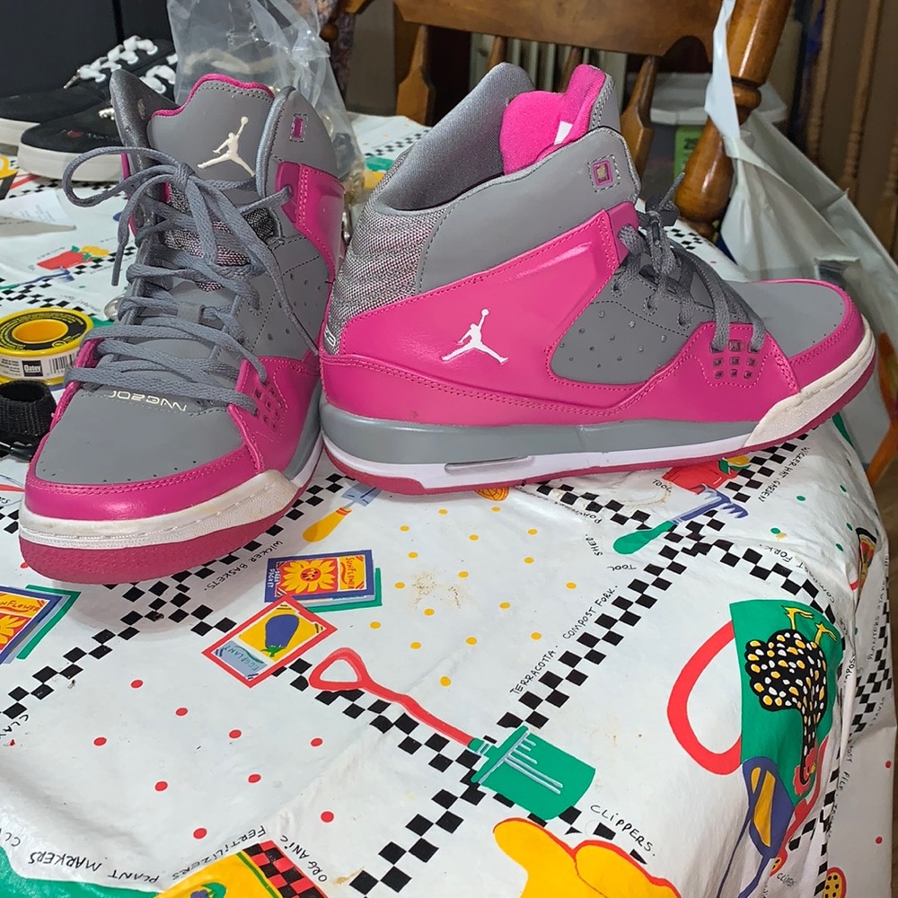 Air Jordan’s like new condition 7Y but I’m a woman’s 7 and they fit perfect